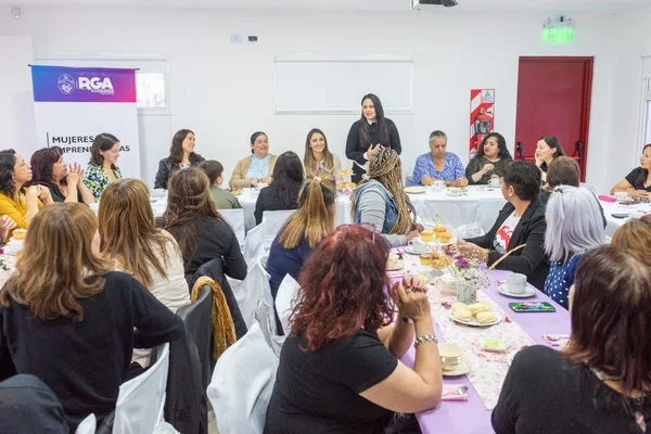 La secretaria de la Mujer Dra Alejandra Arce, en el encuentro con las empleadas domesticas